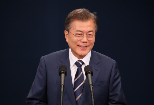 미소 짓는 문 대통령  문재인 대통령이 27일 오전 청와대 춘추관 대브리핑실에서 전날 김정은 북한 국무위원장과 가진 제2차 남북정상회담 결과를 발표, 취재진의 질문에 답하고 있다. 2018.5.27